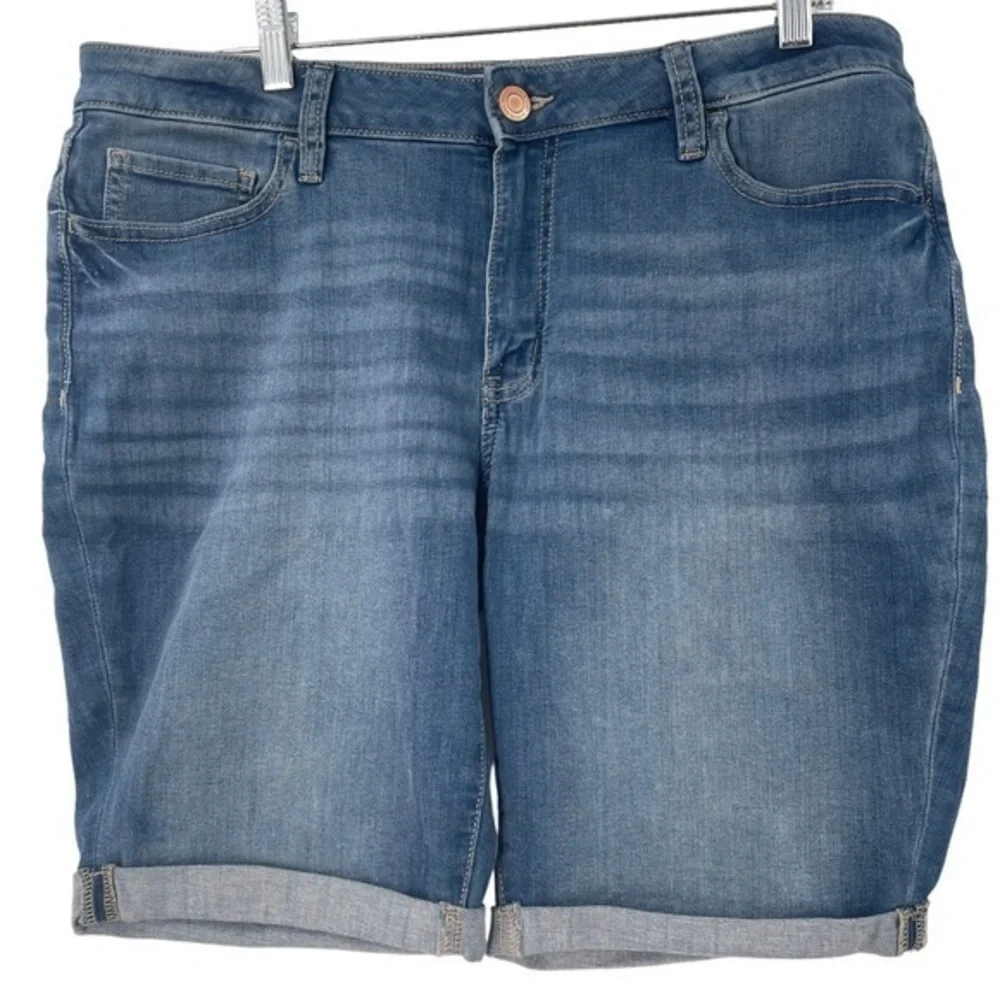 SO Bermuda shorts size 17/33W.